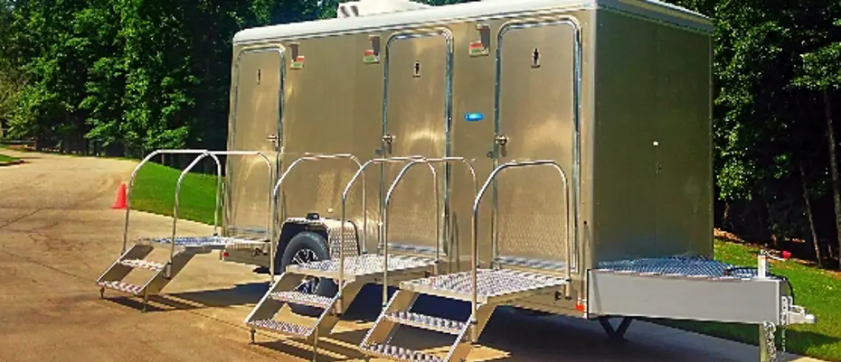 portablerestroomexterior_trailer_1.jpg